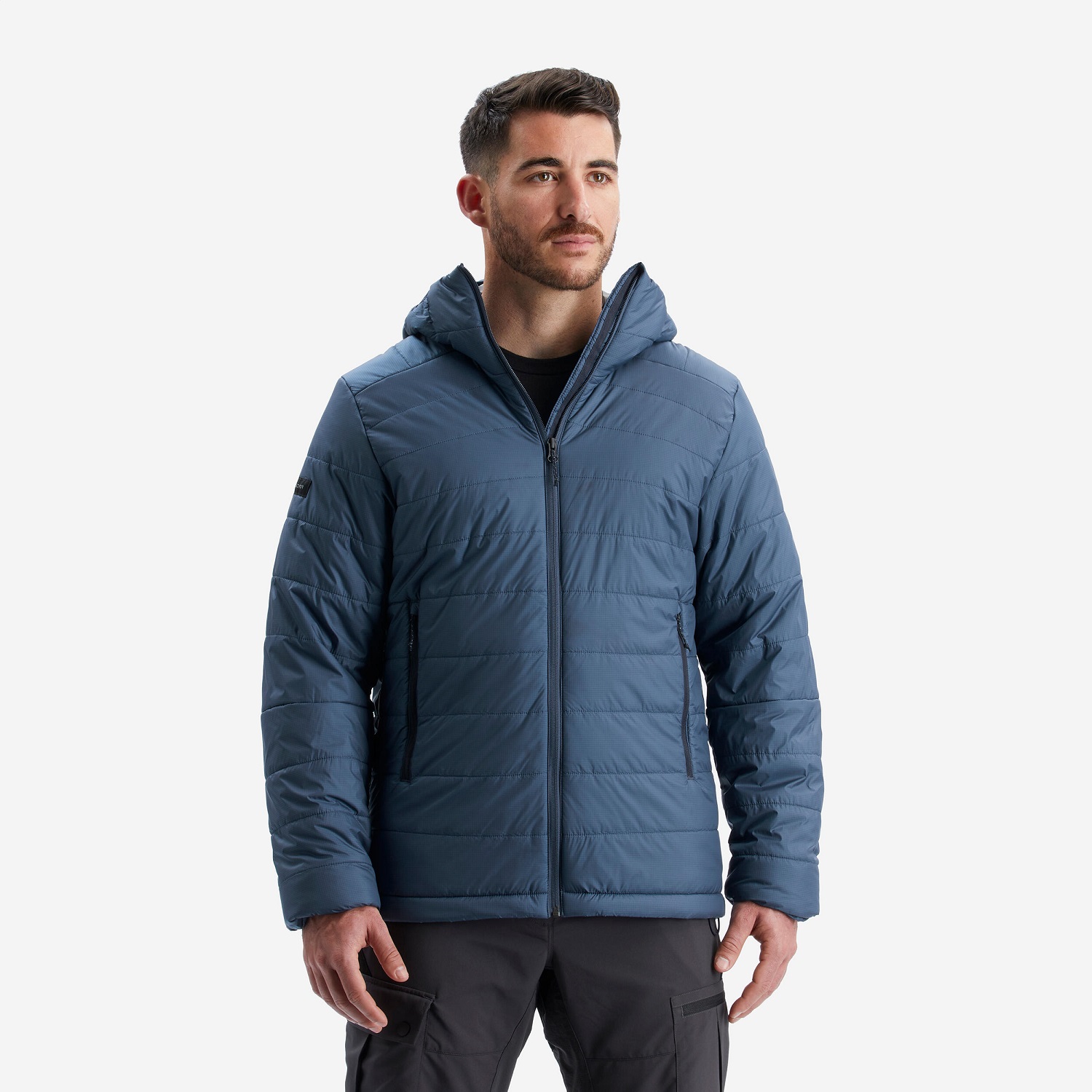 doudoune-de-trek-synthetique-a-capuche-homme-mt100-5c-bleu کاپشن الیاف کچوا فورکلاز مدل Trek MT100 Hoodie - Image 1